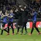 Para pemain Atalanta merayakan kemenangan atas Valencia usai pertandingan leg pertama babak 16 besar Liga Champions di stadion San Siro di Milan, Italia, Rabu, (19/2/2020). Atalanta menang telak atas Valencia 4-1.  (AP Photo/Luca Bruno)