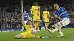 Penyerang Everton Richarlison mencetak gol ke gawang Crystal Palace pada laga tunda pekan ke-33 Liga Inggris di Goodison Park, Jumat (20/5/2022) dini hari WIB. Everton dipastikan selamat dari zona degradasi usai menang dramatis 3-2 atas Crystal Palace. (AP Photo/Jon Super)
