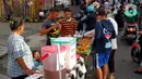 Para pedagang yang mulai ramai sejak sore menggelar meja dan memasang tenda dengan aneka kuliner. Menunya dari kudapan ringan hingga minuman menyegarkan. (Liputan6.com/Johan Tallo)