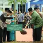 Presiden Susilo Bambang Yudhoyomo didampingi Gubernur Sulsel, Syahrul Yasin Limpo (kiri) saat menanam pohon di Gedung Celebes Convention Centre (CCC) Makassar. (ANTARA)