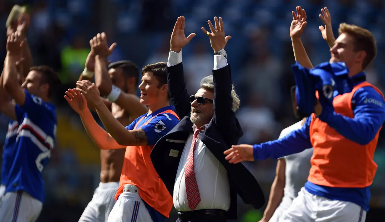 Presiden Sampdoria, Massimo Ferrero, bersama pemainnya merayakan kemenangan atas AC Milan pada laga Serie A Italia di Stadion Luigi Ferraris, Genoa, Minggu (24/9/2017). Sampdoria menang 2-0 atas Milan. (AFP/Filippo Monteforte)
