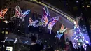 Orang-orang memotret instalasi cahaya di Lee Tung Street di Wan Chai, Hong Kong, China selatan (8/12/2020). Sebuah instalasi cahaya besar yang menggunakan teknologi kecerdasan buatan dengan tema "Kupu-kupu Harapan" diluncurkan di Lee Tung Street, Wan Chai, belum lama ini. (Xinhua/Lo Ping Fai)