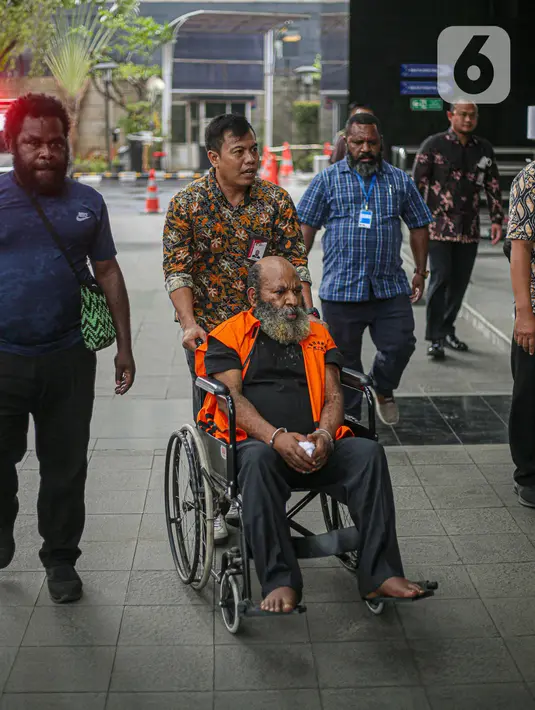 Sebelumnya, Lukas Enembe telah dituntut pidana penjara badan selama 10 tahun 6 bulan dan pidana denda Rp 1 miliar subsider 6 bulan serta pidana tambahan membayar uang pengganti sebesar Rp 47.833.485.350 dalam kasus suap dan gratifikasi proyek infrastruktur Papua saat dirinya menjabat Gubernur. (Liputan6.com/Faizal Fanani)