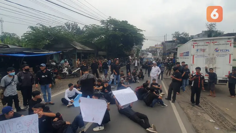 Massa aksi lawan dugaan pungli terhadap calon pekerja PT GSI Cikembar, Sukabumi blokade jalan provinsi (Liputan6.com/Fira Syahrin).