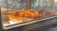 Tikus pesta ayam goreng di sebuah kedai. (Foto: Tangkapan Layar Twitter)