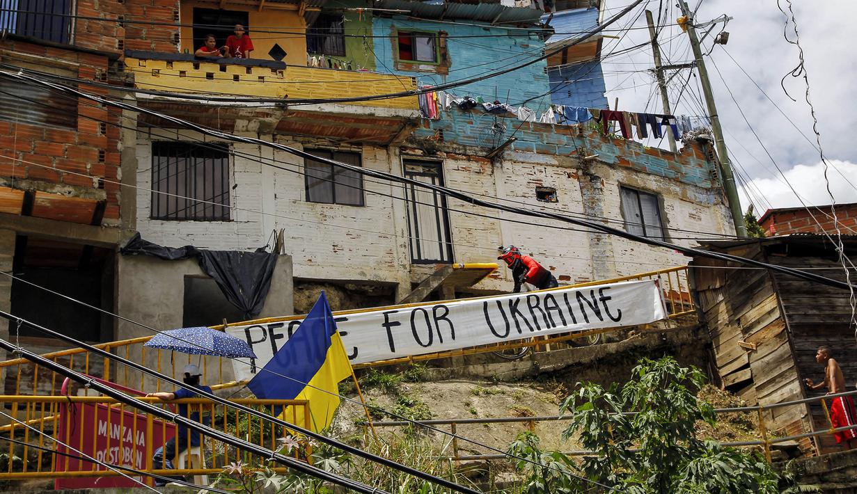 Pebalap sepeda Prancis, Adrien Loron memacu sepedanya pada ajang MTB Red Bull Medellín Cerro Abajo Urban Downhill, di perkampungan padat penduduk "La comuna 13", Medellin, Kolombia, pada 4 Maret 2023. (AFP/Freddy Builes)