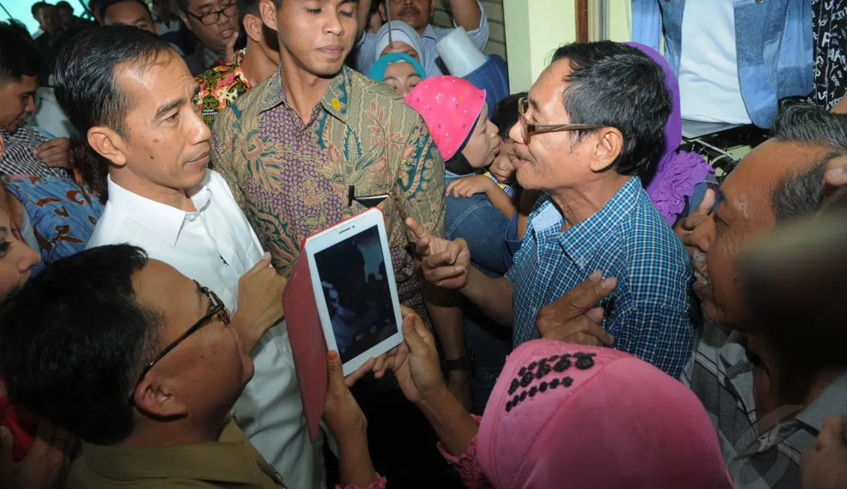 Jokowi sempat berbincang dengan salah satu pemilik toko di Pasar Lokbin Koja, Jakarta, (23/9/14). (Liputan6.com/Herman Zakharia)