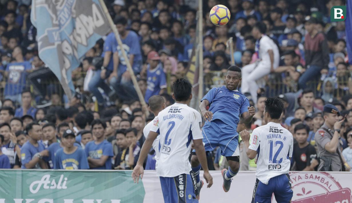 Striker Perserang Serang, Oktovianus Maniani, menyundul bola saat pertandingan melawan Persib Bandung pada laga persahabatan di Stadion Maulana Yusuf, Serang, Kamis (1/3/2018). Persib menang 6-0 atas Perserang. (Bola.com/M Iqbal Ichsan)