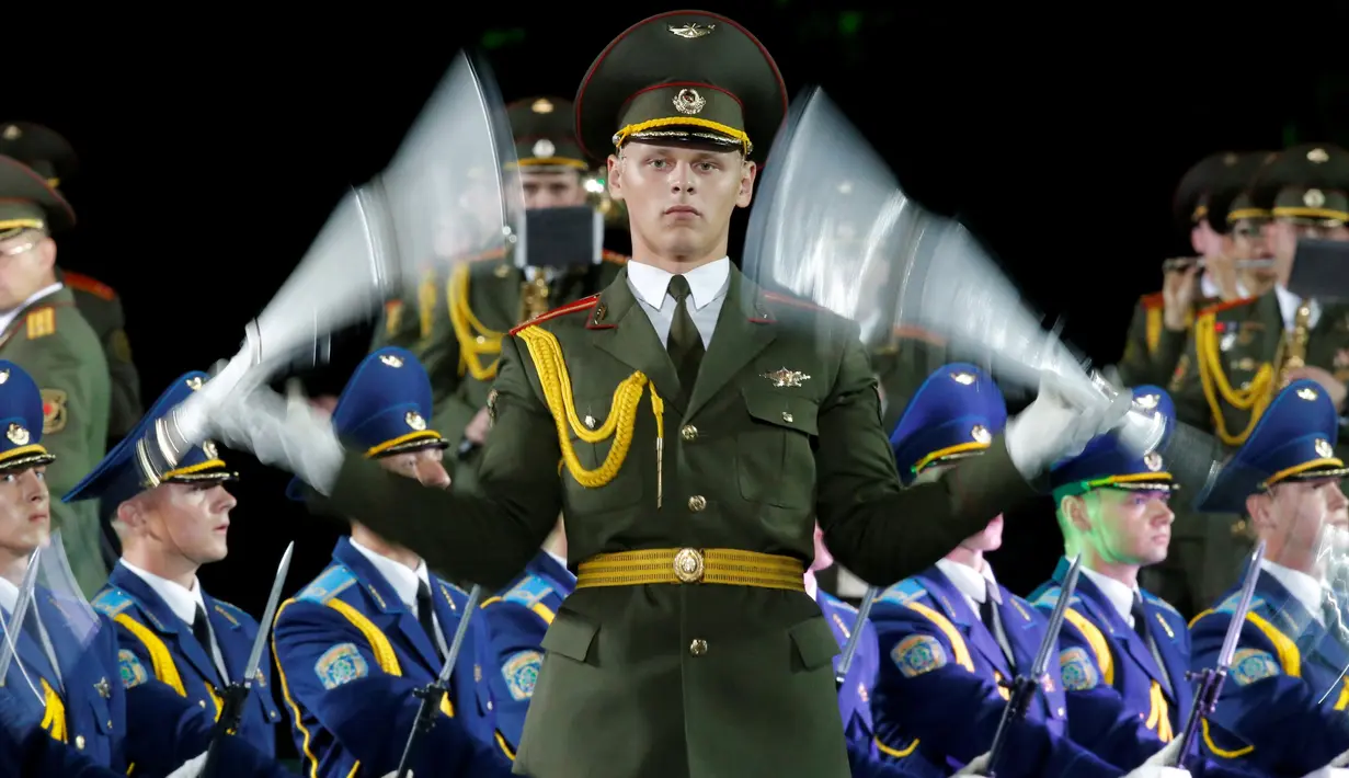 Anggota Band Militer Angkatan Bersenjata dari Belarus tampil selama Festival Musik Militer Internasional Menara Spasskaya di Lapangan Merah Moskow, Rusia, Jumat (26/08) Pertunjukan ini juga menggabungkan antara musik dan teater. (REUTERS/Sergei Karpukhin)