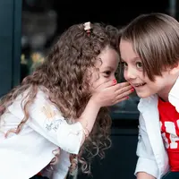 Cara positif membantu anak mengendalikan emosi tanpa hukuman, melalui empati, komunikasi hangat, dan bimbingan penuh kasih. (Foto: Saeed karimi/Unsplash)