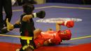 Atlet wushu Indonesia, Moria Manalu (kiri), membanting lawannya asal Turki, Nagihan Kalyoncu di kelas Sanda Wanita 60 kg pada Kejuaraan Dunia Wushu 2015 di Istora Gelora Bung Karno, Senayan, Jakarta, Senin (16/11/2015). (Bola.com/Nicklas Hanoatubun)