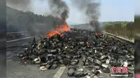 Truk mengangkut barang-barang eletronik meledak di jalan raya Jianxi, Tiongkok. ( shanghaiist )