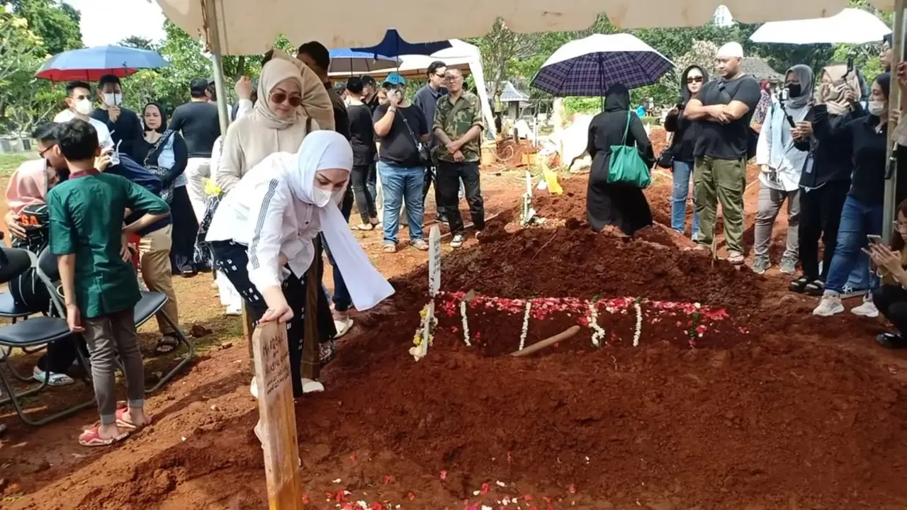 Pemakaman Iqbal Pakula