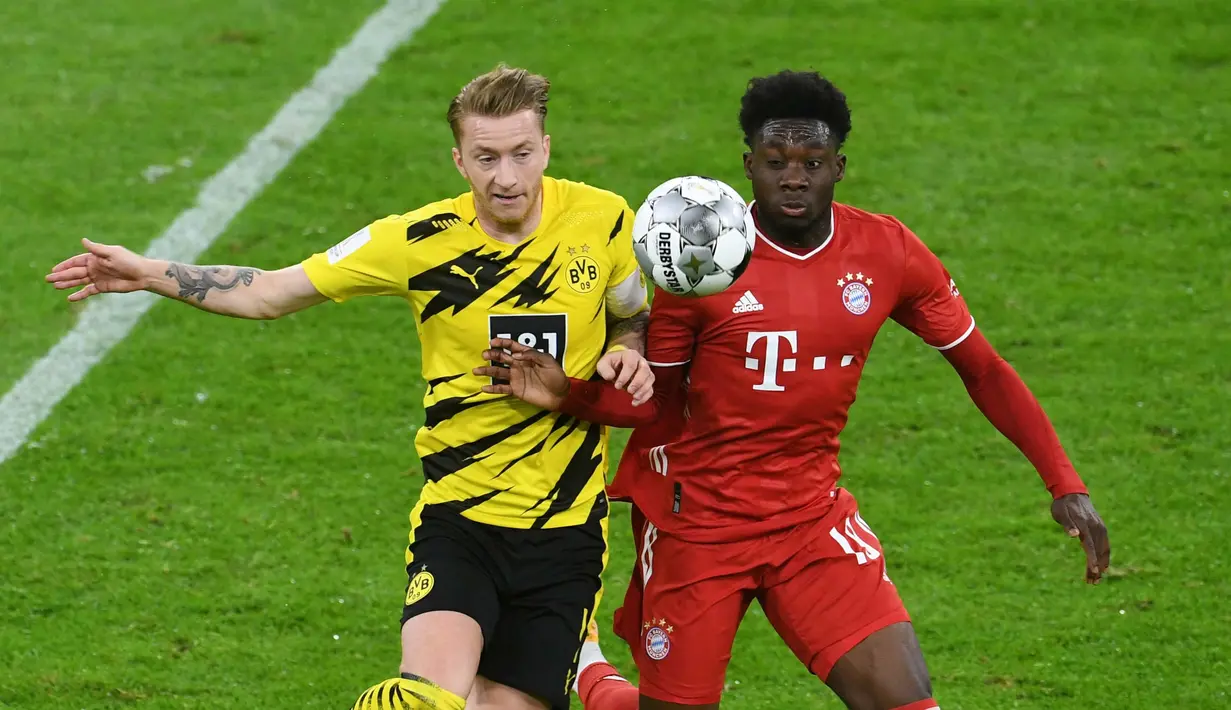 Bek Bayern Munchen yang masih berusia 20 tahun, Alphonso Davies (kanan) mempunyai kecepatan berlari yang luar biasa, yaitu 36,51 km/jam. Tak heran pihak lawan sering kewalahan ketika dirinya maju membantu serangan The Bavarians. (Foto: AFP/Pool/Andreas Gebert)