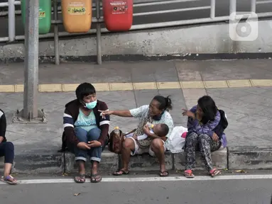 Penyandang Masalah Kesejahteraan Sosial (PMKS) menunggu warga memberikan sedekah di pinggir jalan, Jakarta, Rabu (13/5/2020). Menjelang sore, sejumlah PMKS mulai bermunculan di pinggir jalan raya Ibu Kota. (merdeka.com/Iqbal S. Nugroho)