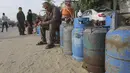Ini merupakan kali pertama Israel mengizinkan bantuan gas elpiji mengalir ke Jalur Gaza sejak perang terbaru meletus pada 7 Oktober 2023. (AP Photo/Hatem Ali)
