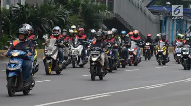 Komunitas motor melakukan konvoi dalam kegiatan Millennial Road Safety Festival di Jalan Sudirman, Jakarta, Sabtu (16/3). Kegiatan itu bentuk kampanye keselamatan berlalu lintas pada anak-anak  muda dengan cara mengemudi tertib. (merdeka.com/Imam Buhori)