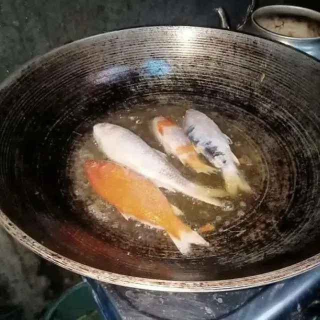 6 Potret Nyeleneh Orang Menggoreng Ikan Ini Bikin Tepuk Jidat