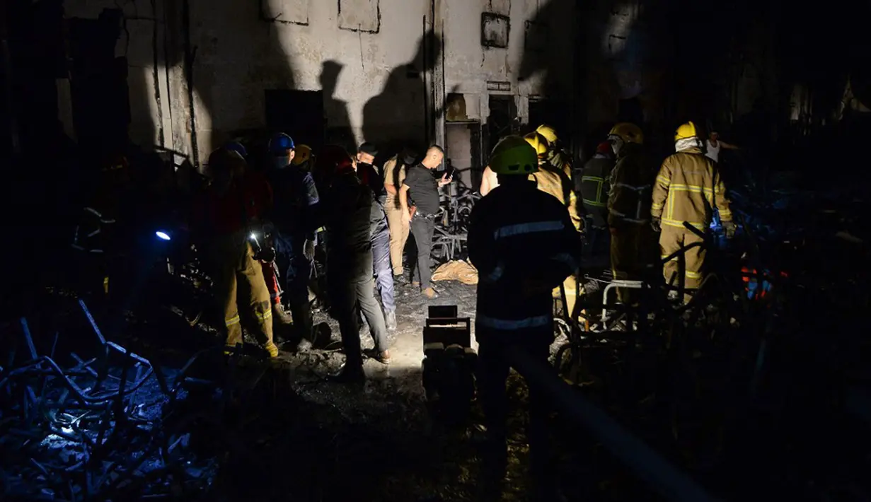 <p>Anggota pertahanan sipil memeriksa lokasi kebakaran yang terjadi saat pernikahan di aula acara di Al-Hamdaniyah, Irak, Selasa (27/9/2023). Sebanyak 100 orang tewas dan lebih dari 150 luka-luka ketika kebakaran terjadi saat pernikahan di sebuah aula acara di Kota Hamdaniyah, kata media pemerintah dan pejabat kesehatan. (Zaid AL-OBEIDI/AFP)</p>