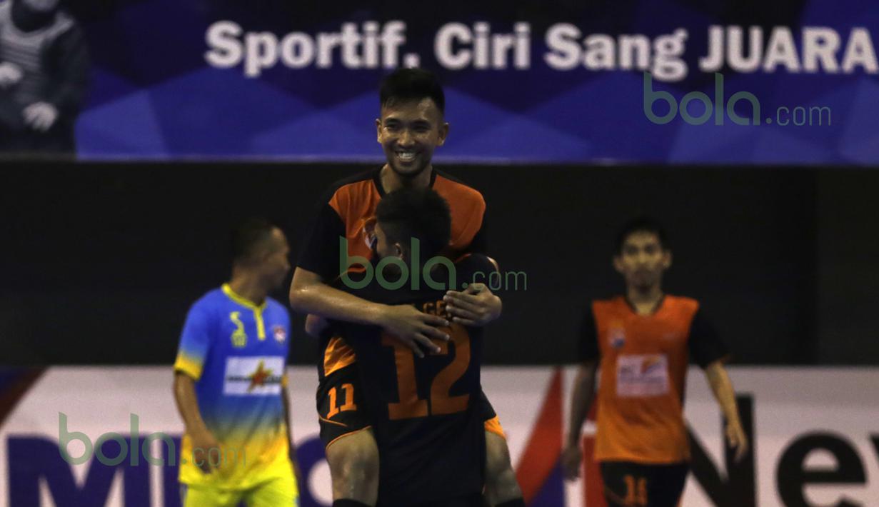 Pemain IPC Pelindo, Ahmad Zulfikar, merayakan gol yang dicetaknya ke gawang WPK MBU Makassar dalam laga Seri III Grup B Wilayah Timur Pro Futsal League 2016 di GOR 17 Desember, Mataram, NTB, Sabtu (12/3/2016). (Bola.com/Arief Bagus)
