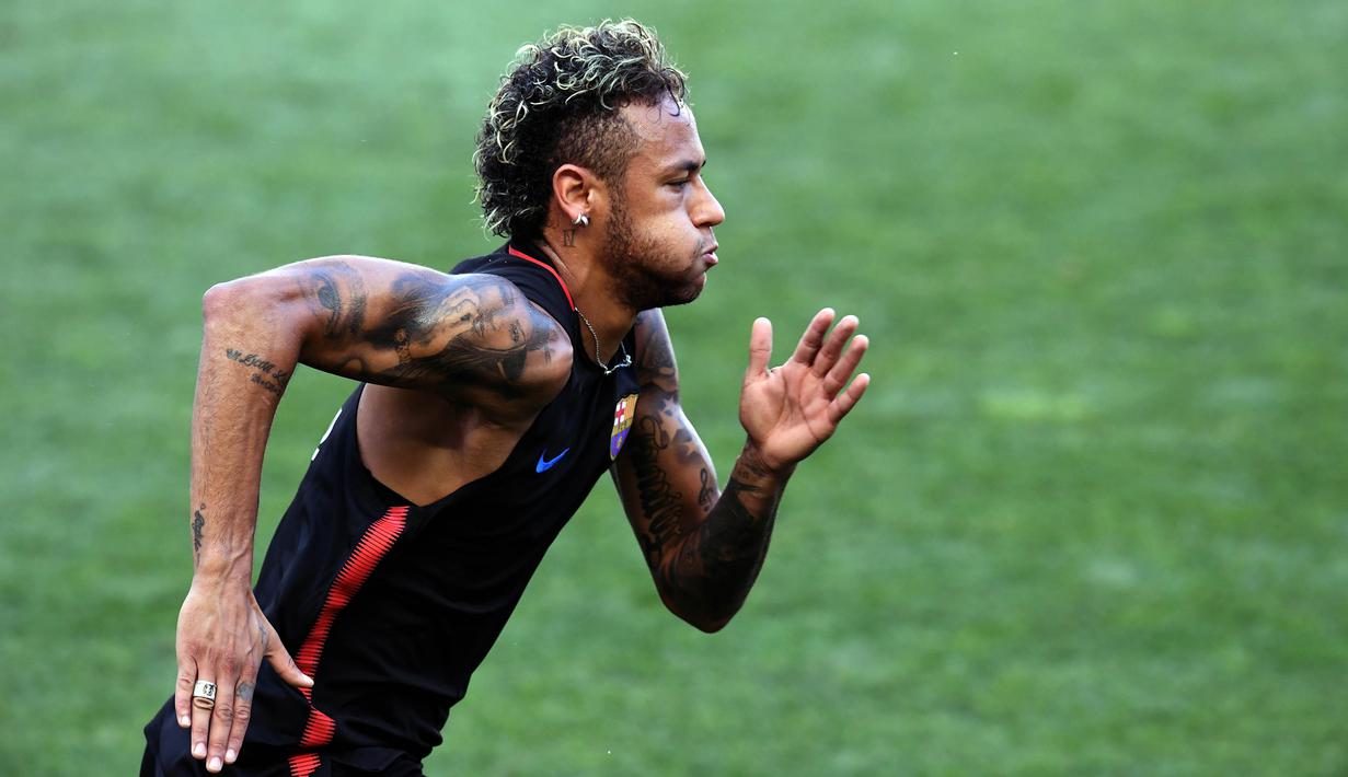 Pemain Barcelona, Neymar, berlari saat latihan di Red Bull Arena, New Jersey, Jumat (21/7/2017). Latihan ini dilakukan jelang laga ICC 2017 melawan Juventus. (AFP/Jewel Samad)