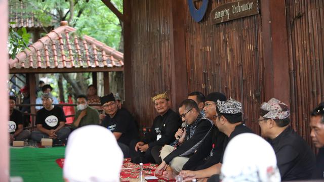 Menteri Pariwisata dan Ekonomi Kreatif Sandiaga Uno berdialog dengan pelaku wisata di Banyuwangi (Istimewa)