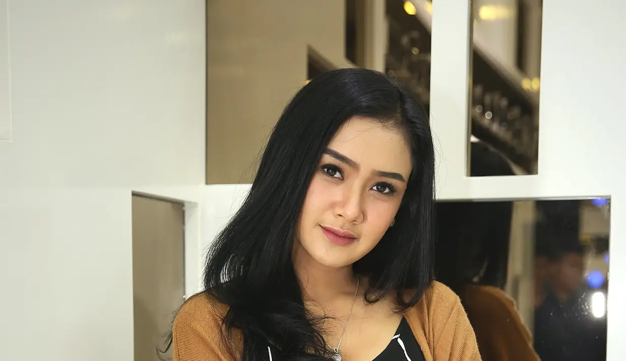 Meskipun membantah soal hubungannya dengan Shakti, Cita juga mengakui bahwa saat ini dirinya sedang tidak dekat dengan pria manapun. Namun ia mengutarakan pria yang diharapkan untuk pendampingnya. (Bambang E.Ros/Bintang.com)