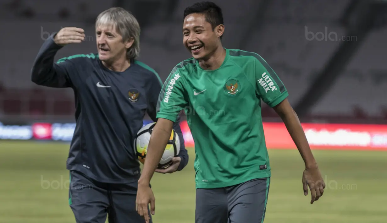 Gelandang Timnas Indonesia, Evan Dimas, tertawa saat latihan di SUGBK, Jakarta, Sabtu (13/1/2018). Timnas Indonesia menggelar latihan terakhir sebelum laga persahabatan melawan Islandia. (Bola.com/Vitalis Yogi Trisna)
