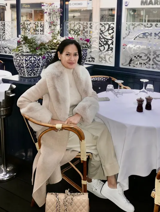 Donna Harun beberapa hari lalu berlibur di London, Inggris. Tak ingin kehilangan momen, dia mengabadikannya dalam bentuk foto. Meski sudah banyak cucu, penampilannya kerap mencuri perhatian. Berikut potretnya: [instagram/donnharun]