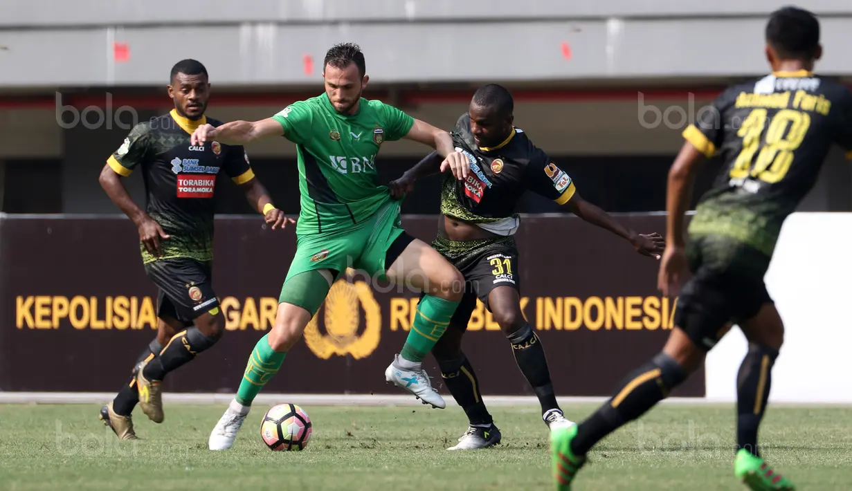 Pemain Bhayangkara FC, Ilija Spasojevic (tengah) berusaha melewati adangan para pemain Sriwijaya FC pada lanjutan Liga 1 2017 di Stadion Patriot Bekasi, Minggu (20/8/2017). (Bola.com/Nicklas Hanoatubun)