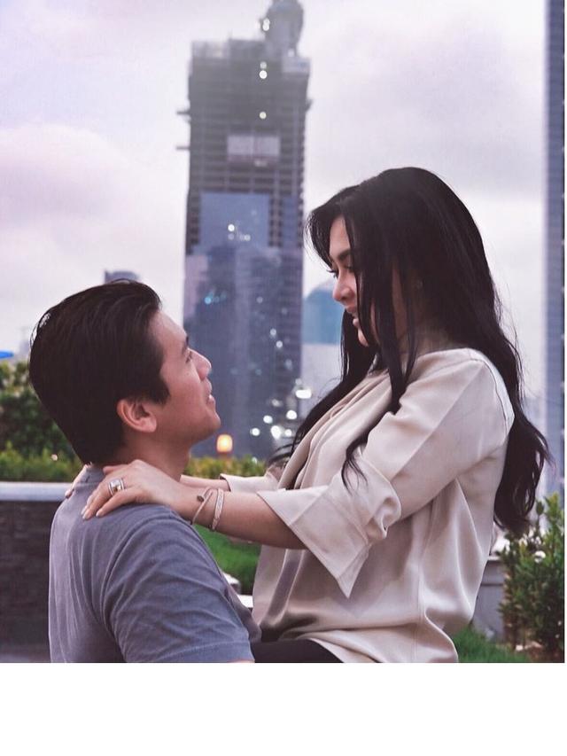 Berharap Segera dapat Momongan, Ini 7 Potret Mesra Syahrini dan Reino Barack