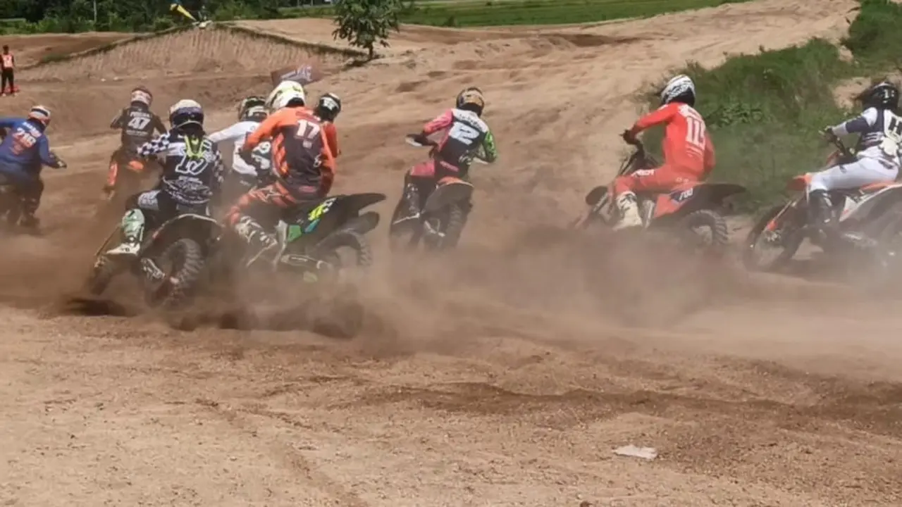 Para Pembalap Motocross Beradu di Sirkuit Tanah Tohpati, Mataram, Lombok