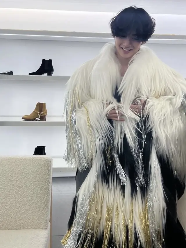 Tampilan Kim Taehyung aka V BTS Selama di Paris,credit: Instagram @thv