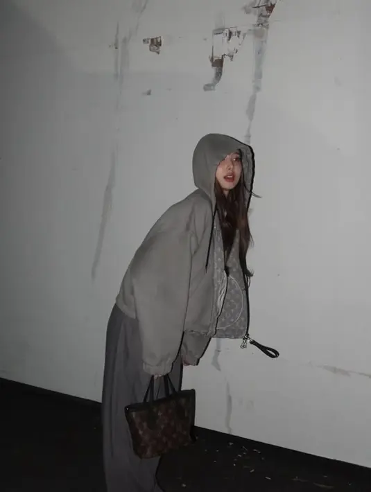 Ia juga mengenakan atasan jaket crop oversize warna abu-abu dari Louis Vuitton yang senada dengan warna celana panjang loosenya. [@nayeonyny]