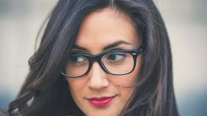 Kamu Termasuk Cewek Berkacamata? Makeup Ini Pas untuk Kamu