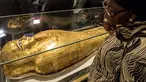 Seorang wanita memperhatikan peti mati emas mumi Nedjemankh yang dipajang di Museum Nasional Peradaban Mesir, Kairo, Selasa (1/10/2019). Nedjemankh merupakan seorang imam di zaman Ptolemeus, sekitar 2.000 tahun lalu. (Khaled DESOUKI/AFP)