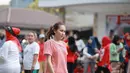 Beberapa masyarakat memperhatikan Ayu Ting Ting. Ya, menjadi selebritas membuat semua mata tertuju pada Ayu. Ayu pun tak mempermasalahkan itu dan tak gengsi ikut semarakan acara kampung di momen lomba 17 Agustus. (Liputan6.com/IG/ayutingting92)