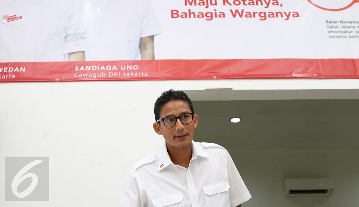 Cawagub DKI Jakarta, Sandiaga Uno jelang memaparkan rekapitulasi penerimaan dan pengeluaran dana kampanye di Jakarta, Kamis (8/12). Sandi menilai paparan rekapitulasi anggaran ini jadi wujud nyata transparansi. (Liputan6.com/Helmi Fithriansyah)