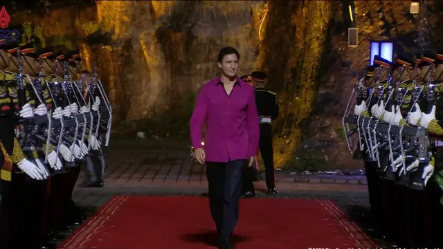 8 Potret Pemimpin-Delegasi Dunia Pakai Kain Tenun Ikat Bali saat Gala Dinner KTT G20 di GWK