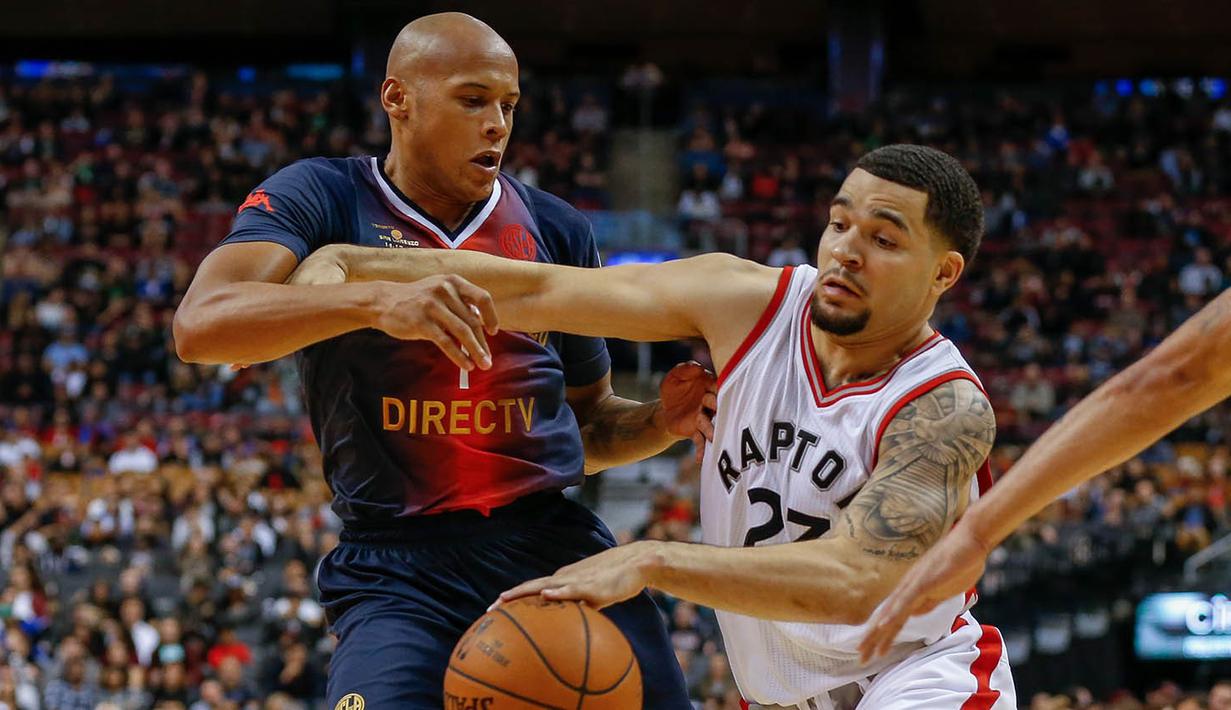 Guard Toronto Raptors, Fred Van Vleet, berusaha melewati guard San Lorenzo, Guillermo Diaz, pada laga pramusim NBA di Rogers Center, Toronto, Sabtu (15/10/2016). Raptors menang 122-105 atas San Lorenzo. (USA Today Sports/Kevin Sousa)