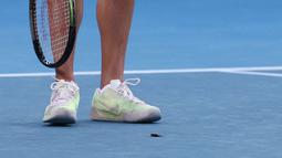 Seekor serangga di dekat kaki petenis Inggris, Emma Raducanu saat laga Australia Open 2024 melawan petenis Amerika Serikat di Melbourne Park, Melbourne, Australia, Selasa (16/01/2024). (AFP/David Gray)