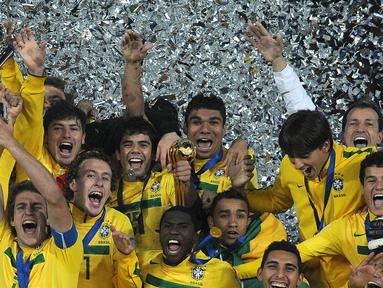 Pemain Timnas Brasil U-20, Casemiro (tengah atas) melakukan selebrasi dengan sejumlah pemain lainnya setelah menjuarai Piala Dunia U-20 2011 yang berlangsung di El Campin, Bogota, Kolombia, Sabtu (20/8/2011). Timnas Brasil U-20 berhasil menjuarai turnamen ini setelah mengalahkan Portugal U-20 dengan skor 3–2 dengan babak perpanjangan waktu. (AFP/Eitan Abramovic)