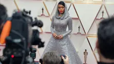 Aktris dan penyanyi Janelle Monae menghadiri ajang Academy Awards ke-92 di Dolby Theatre, Los Angeles, Minggu (9/2/2020). Monae yang hadir sebagai salah satu penampil di Oscar 2020 ini menarik perhatian dalam balutan gaun silver Ralph Lauren dengan detail tudung. (Neilson Barnard/Getty Images/AFP)