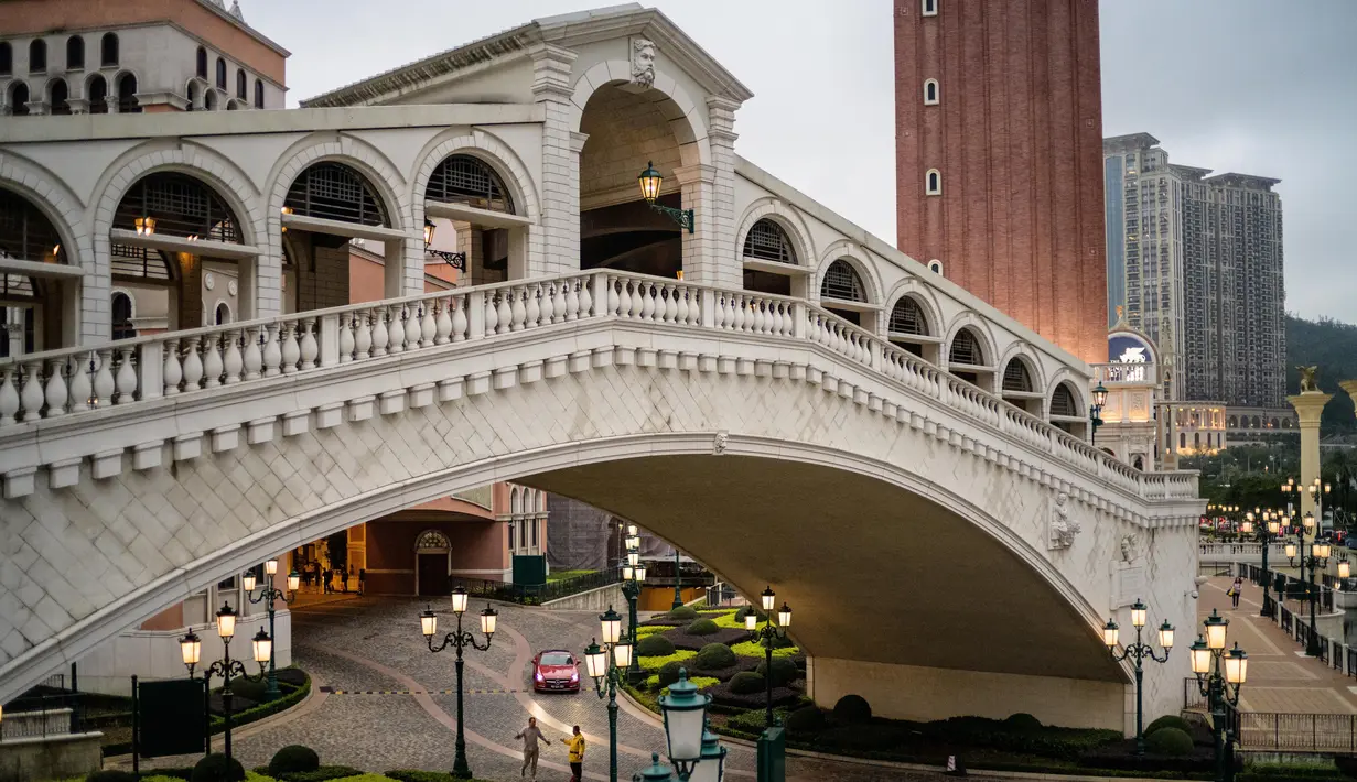 Jembatan masuk menuju The Venetian di Macau, 5 Maret 2019. Macau telah menjadi tempat bagi 30 juta pengunjung setiap tahunnya. (Anthony Wallace/AFP)