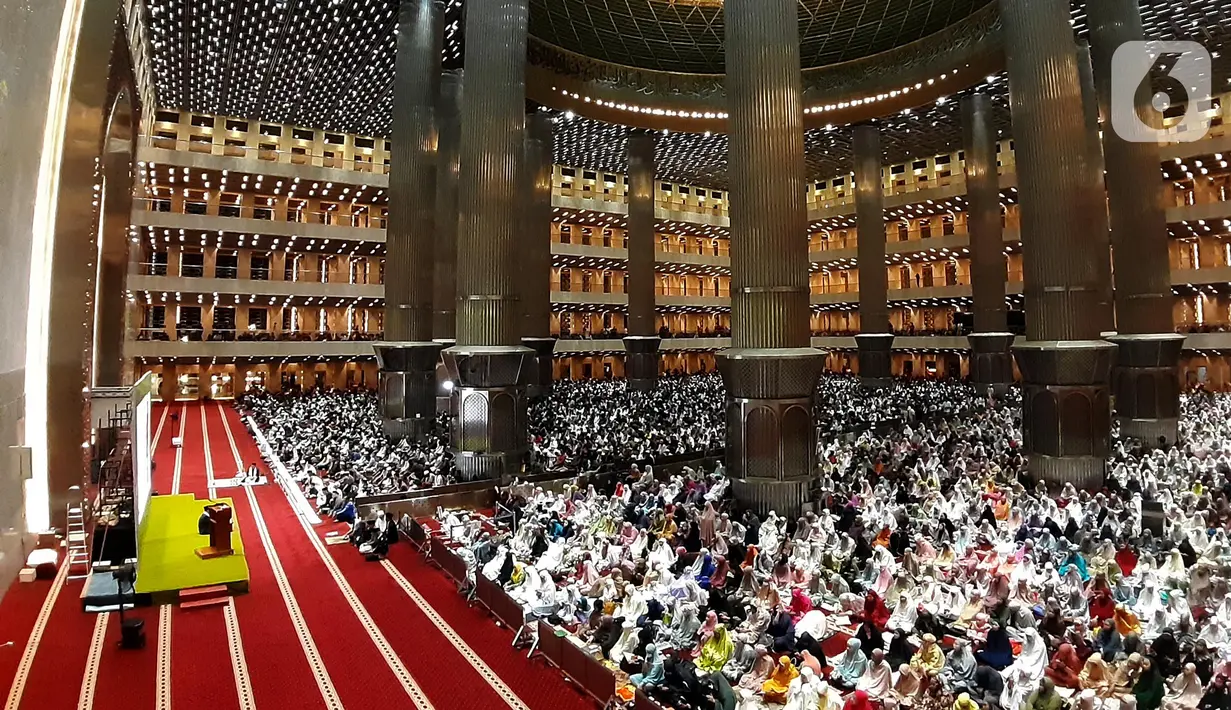 Keputusan pemerintah terkait penetapan awal Ramadhan 1444 H disambut umat muslim dengan langsung melaksanakan salat tarawih berjamaah di Masjid Istiqlal Jakarta. (Liputan6.com/Helmi Fithriansyah)