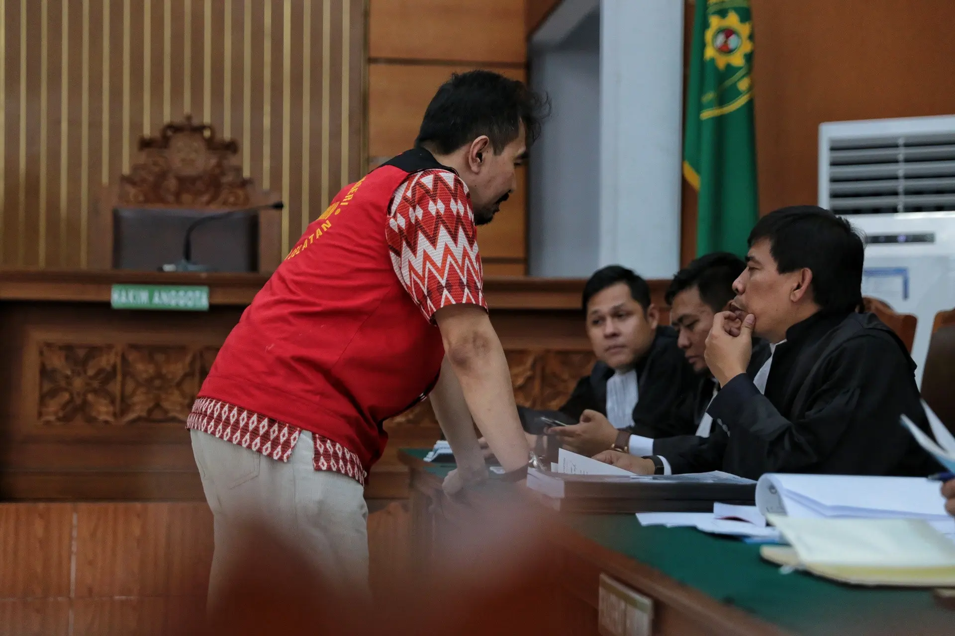 Gatot Brajamusti dan Ahmad Rifai saat di Pengadilan Negeri Jakarta Selatan, kawasan Ampera, Jakarta Selatan, Selasa (17/10/2017). (Adrian Putra/Bintang.com)