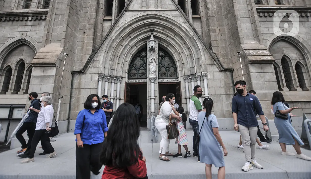Jemaat saat menghadiri misa Kenaikan Isa Almasih di Gereja Katedral, Jakarta Pusat, Kamis (26/5/2022). Sebanyak 1.300-1.400 bangku disiapkan untuk ibadah misa kali ini yang diikuti semua kalangan usia dengan tetap menerapkan protokol kesehatan. (merdeka.com/Iqbal S Nugroho)