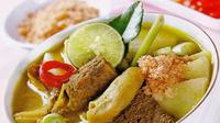 Soto Madura adalah jenis soto yang berasal dari daerah Madura, Jawa Timur. Berbahan dasar daging sapi, telur rebus, kentang goreng  dan berbagai rempah – rempah membuat makanan sangat sedap di lidah. (Istimewa)