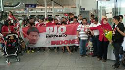 Sejumlah warga negara Indonesia di Kanada menjemput Rio Haryanto dengan membentangkan spanduk penyambutan. (Media Rio Haryanto)