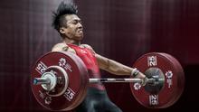 Lifter Indonesia, Deni, saat berlaga pada Asian Games di JIExpo, Jakarta, Rabu (22/8/2018). Deni memastikan lolos ke final setelah berhasil membukukan poin terbaik dengan total angkatan seberat 318 kg. (Bola.com/Vitalis Yogi Trisna)